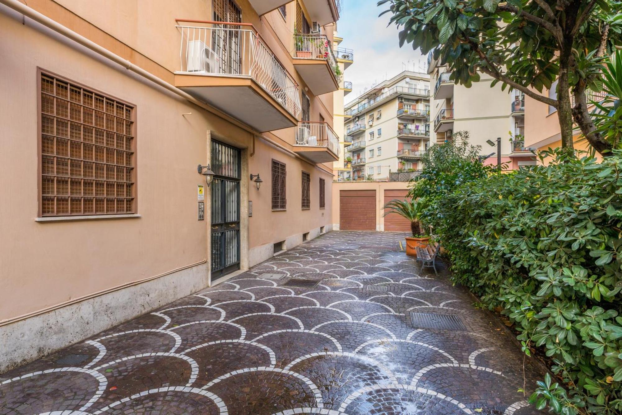 Apartment Silver Dream Cornelia, Elegant With Car Park Rom