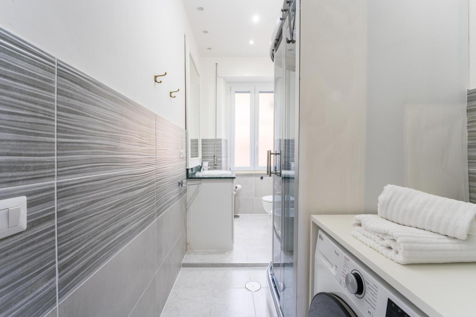 Silver Dream Cornelia, Elegant With Car Park Apartment